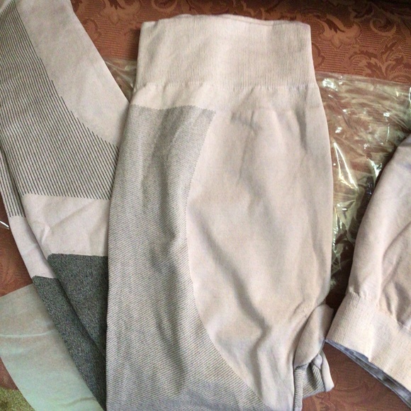 2HP💝Lovely Plum leggings & sports bra jogger set - Picture 6 of 10